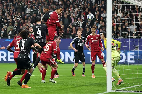 دقيقة بدقيقة (صلاح بديلا).. ليفربول 3-1 فرانكفورت.. استراحة (فيديو وصور)